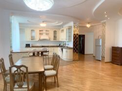 4-��������� �������� � 153 �² � 6/9 ����, ������ 250 � �������� ���� 4