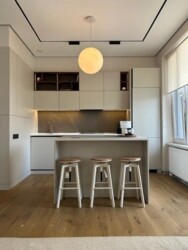 3-��������� �������� � 80 �² � 8/19 ����, ���-������ 41 ���� 1